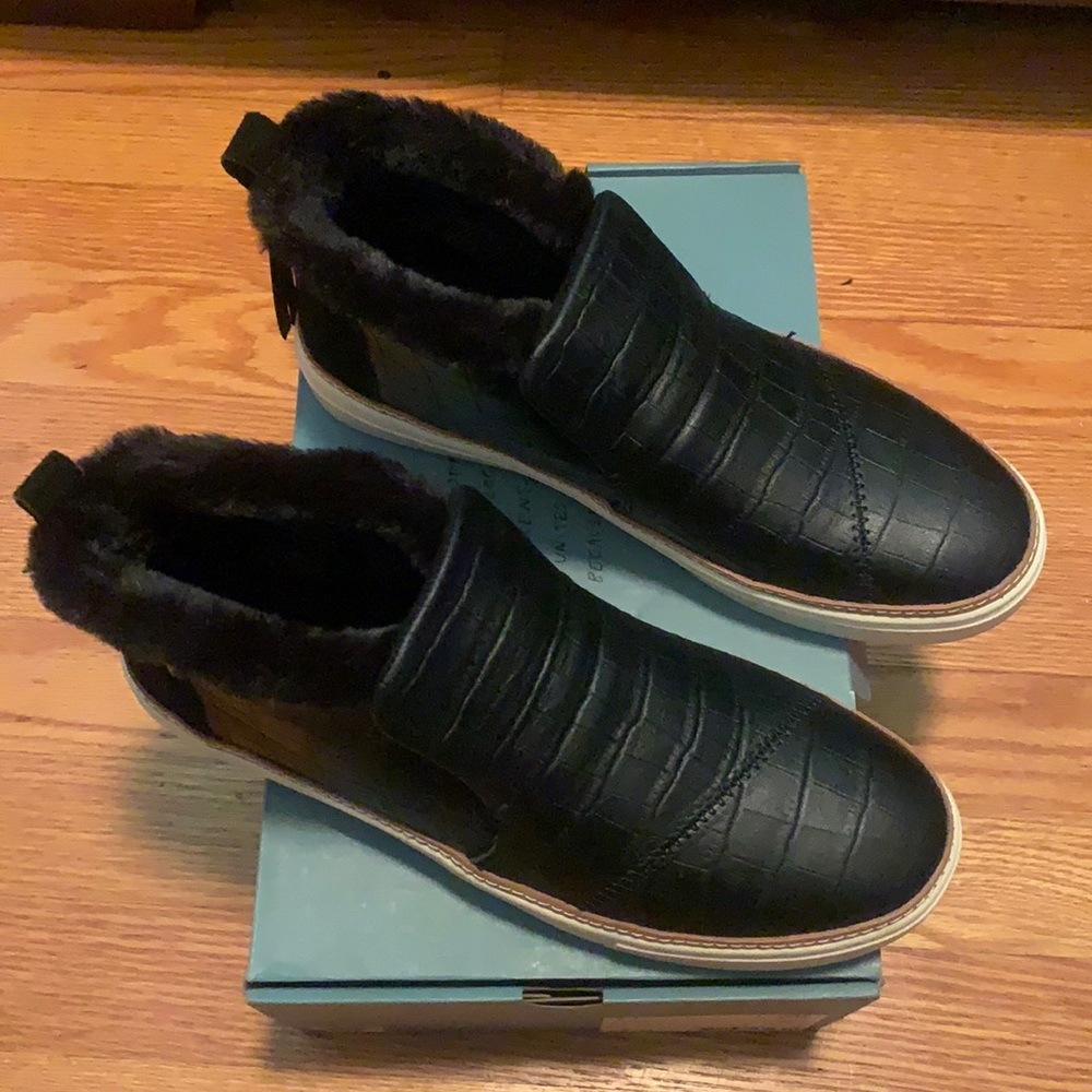Toms black croc embossed leather faux fur boot
